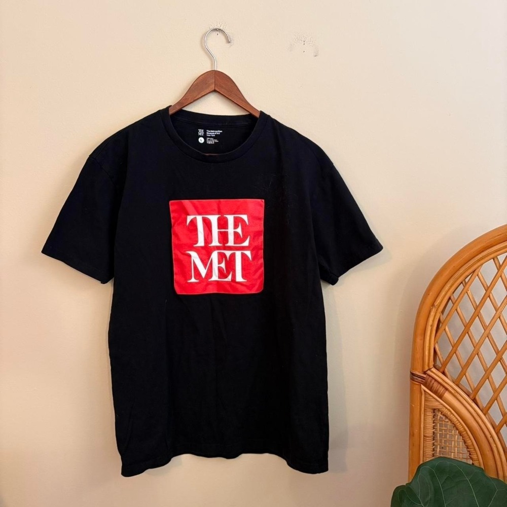Modern Authentic The Met Museum Box Logo Spell Out Graphic Black T Shirt